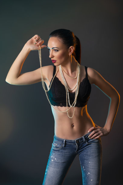 黑色背景上的黑色连衣裙时尚女孩图片下载