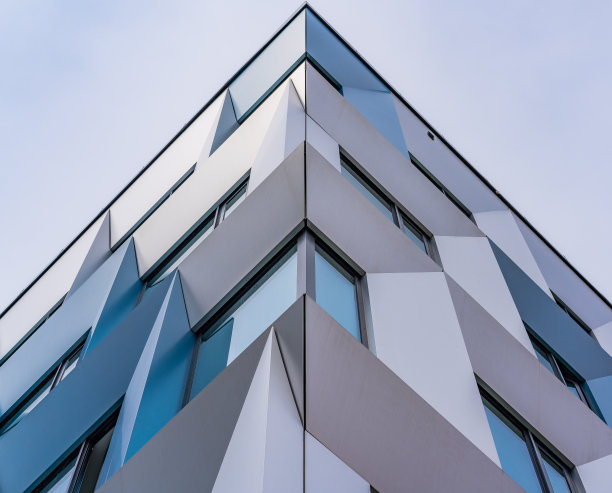 布拉格一座现代商业建筑的对称立面图片下载