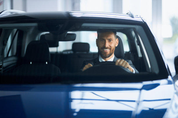 成功的商人在展室选购新车图片下载