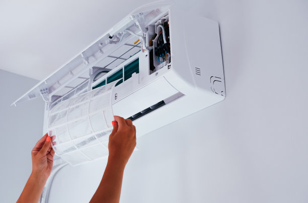 空调维修服务。拔出空调过滤网。手的视图。女性手中的空调过滤网。清洗和清洗保养。明亮的照片。图片下载