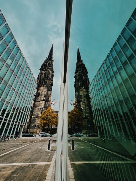 旧与现代，玻璃建筑上的教堂反思，汉堡市中心图片下载