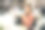 年轻的女商人在办公室休息时享受着新鲜咖啡的香味。图片下载