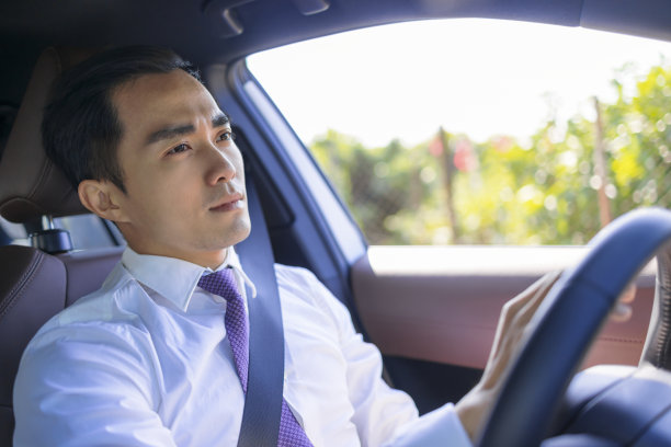 英俊的年轻人开着车图片下载