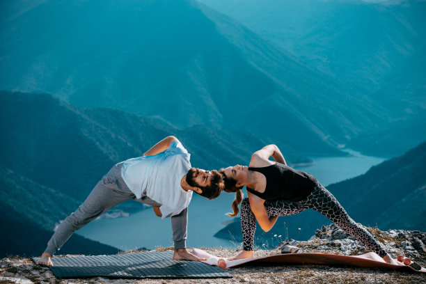 健身情侣在户外做瑜伽练习图片下载