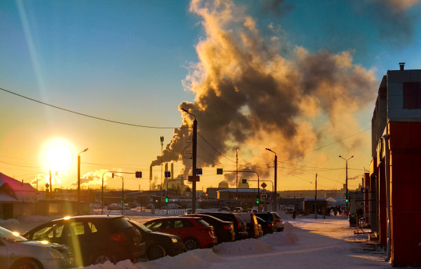 明亮的阳光照亮了俄罗斯一个郊区小镇的街道上的一大片火电厂冒出的浓烟图片下载