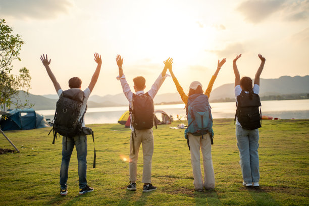 一群亚洲朋友背包旅行、散步、野餐、露营和和高兴地举起你的手兴奋图片下载