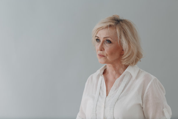 老年白种人老年妇女肖像灰白头发图片下载