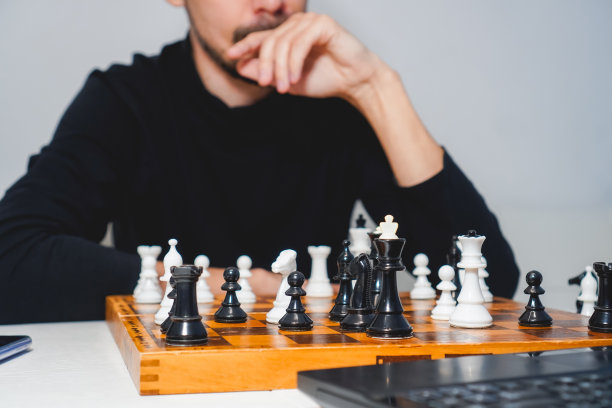 一个留着胡子的深思熟虑的人在船上下棋。战略与竞争理念。有选择性的重点图片下载