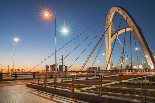 中国苏州古运河上的钢结构桥和柏油路图片下载