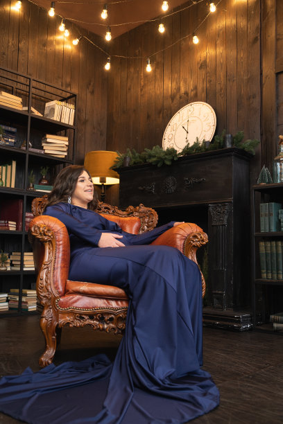 一个孕妇在摄影棚的照片。摄影棚里孕妇的后台照片。图片下载