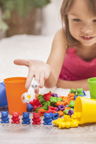 小孩用玩具玩掷骰子游戏图片下载