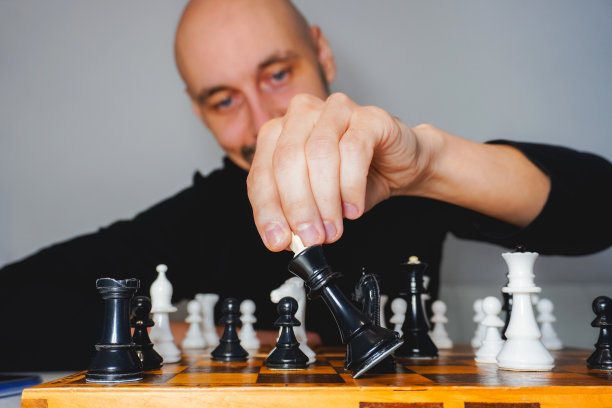 一个留着胡子的秃头男人在船上下棋。战略与竞争理念。有选择性的重点图片下载