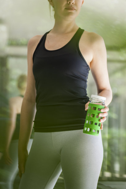 拿着绿色水瓶的女人图片下载