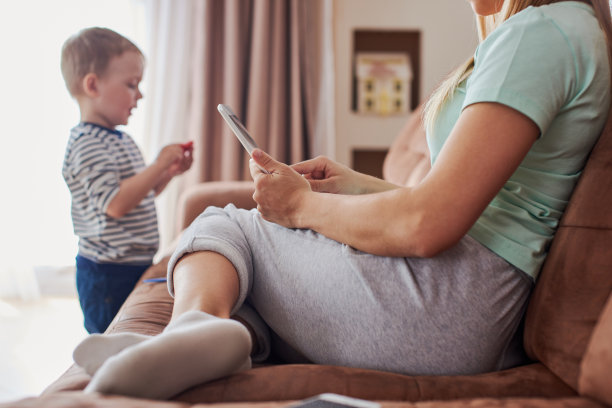 家庭时光在一起，妈妈和儿子玩图片下载