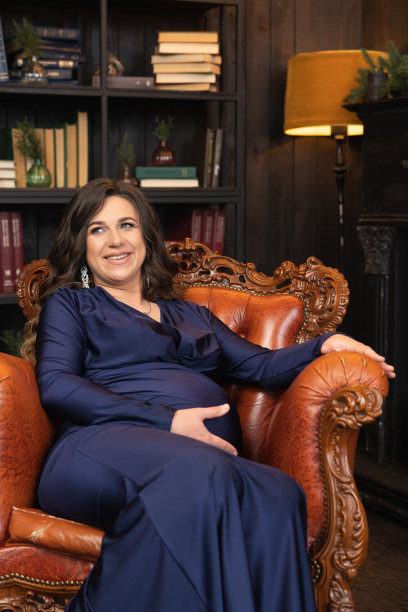 一个孕妇在摄影棚的照片。摄影棚里孕妇的后台照片。图片下载