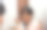 年轻女子在镜子前用刷子化妆。图片下载