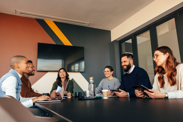 兴高采烈的商人在会议室开会图片下载