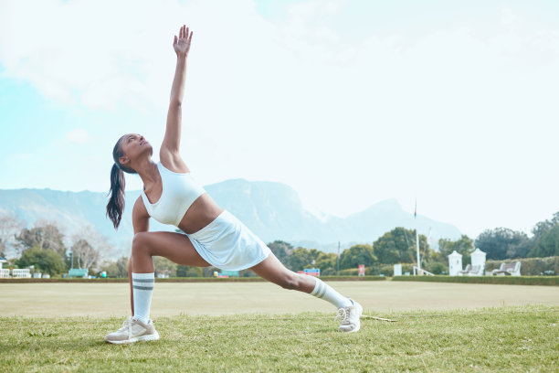 一名年轻女子在打网球时伸展身体的照片图片下载