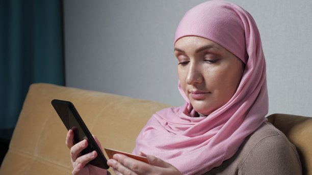 年轻的孕妇从名片上输入电话号码图片下载