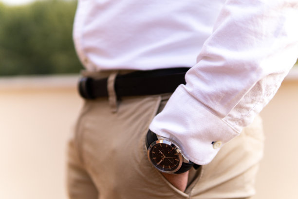 一个带着棕色皮带的面目全非的年轻人图片下载