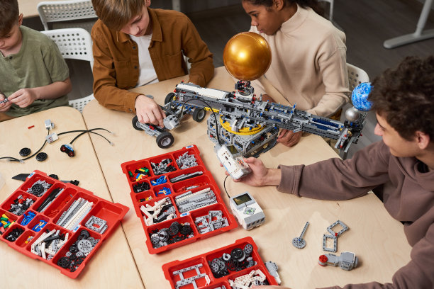 孩子们坐在构造课上图片下载