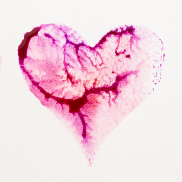 水彩画上粉红色的心，在白色的水彩纸上。图片下载