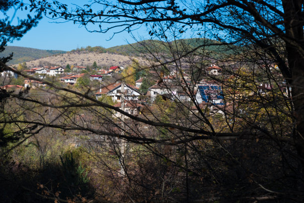 树木在秋天的颜色和美丽的乡村房子图片下载