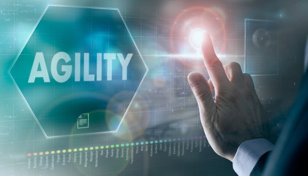 一个商人控制着一个带有敏捷概念的未来显示器。图片下载