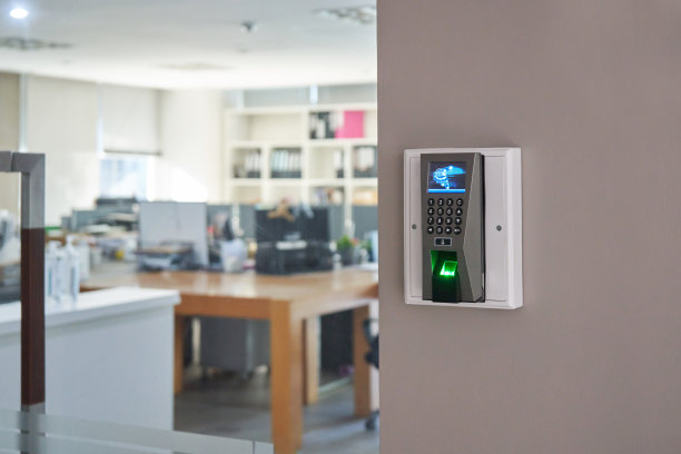 门口办公室墙上有指纹扫描仪。图片下载