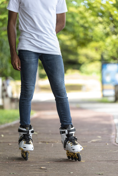 近距离观察男性的腿在溜冰鞋图片下载