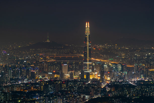 俯瞰韩国首尔市中心附近的乐天大厦和首尔大厦。图片下载