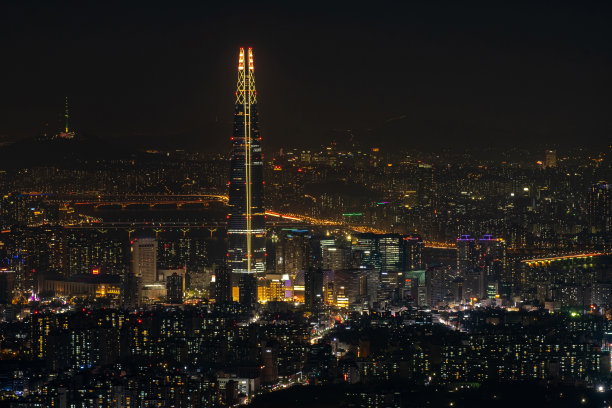 俯瞰韩国首尔市中心附近的乐天大厦和首尔大厦。图片下载