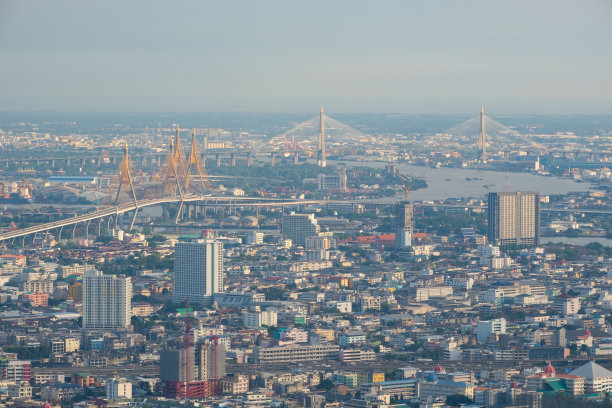 曼谷城市的空中天际线与巨大的湄南河曲线从最高的空中步道与超级美丽的阳光。曼谷最高建筑的新观景台。图片下载