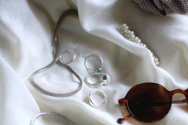太阳镜，珠宝和化妆品图片下载
