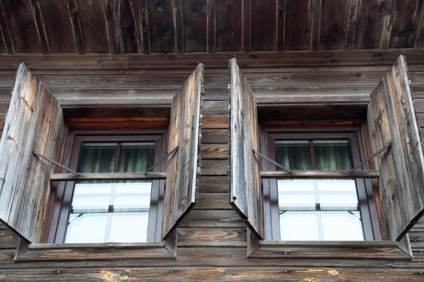 打开旧房子窗户上的木百叶窗图片下载