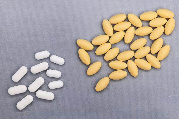 椭圆形的药片放在对比鲜明的背景上图片下载