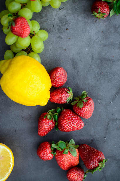 各种水果和浆果在深灰色的背景图片下载