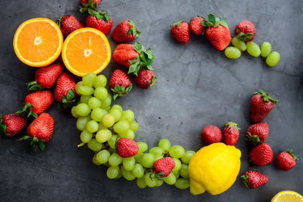 各种水果和浆果在深灰色的背景图片下载