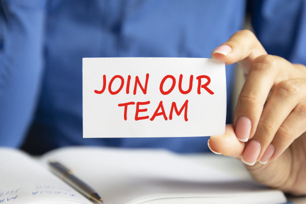 我们是用女性手写在纸卡片上的招聘图片下载