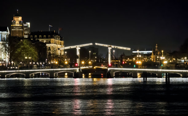 夜景拍摄的著名的马杰雷布鲁格，跨越阿姆斯特尔河，阿姆斯特丹，荷兰图片下载