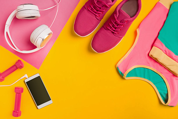 黄色背景的运动员套装，女性服装，哑铃和水瓶图片下载