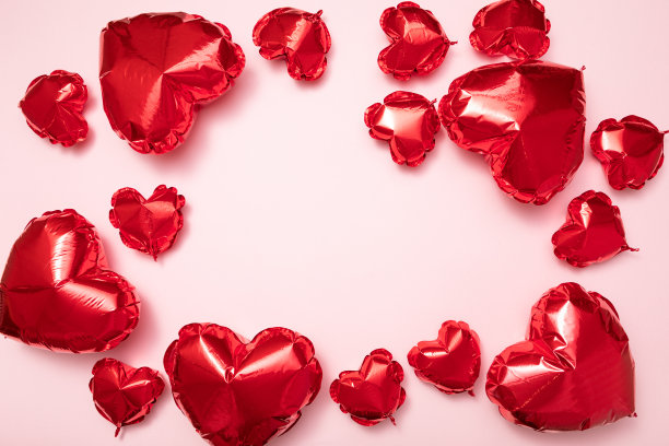 粉色背景的情人节气球。节日卡片。爱的心。美丽的时尚艺术。周年纪念,生日。明亮的心。女性模板设计。图片下载
