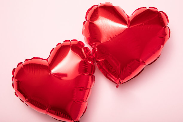 粉色背景的情人节气球。节日卡片。爱的心。美丽的时尚艺术。周年纪念,生日。明亮的心。女性模板设计。图片下载