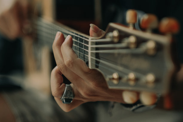 散景和模糊照片，手弹吉他的特写照片图片下载