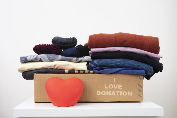 准备捐赠衣物图片下载