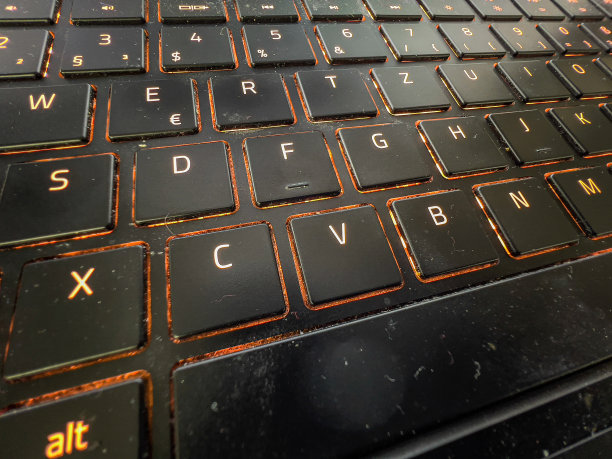 一个带有橙色灯光的笔记本键盘。图片下载