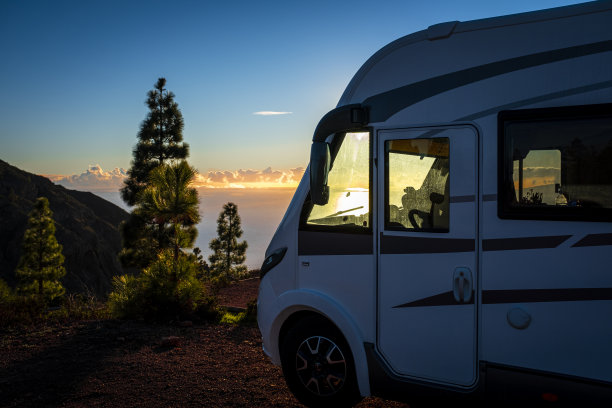 露营汽车之家暑假旅游度假。出租汽车房车。享受自由和自然，在自然的道路外停车。观赏美丽的日落时光图片下载