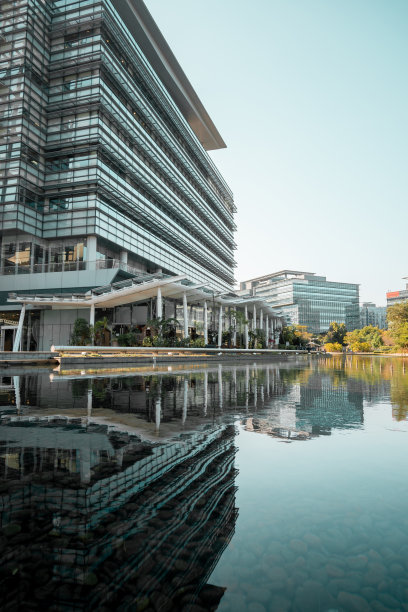 建筑和倒影在湖中图片下载