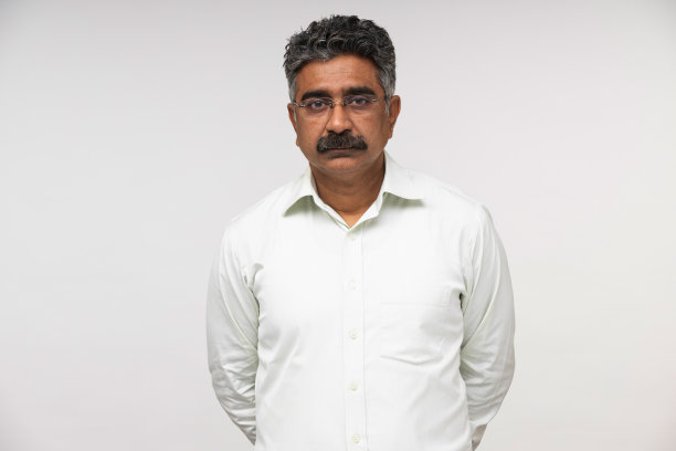 成熟的商人在白色背景股票照片图片下载