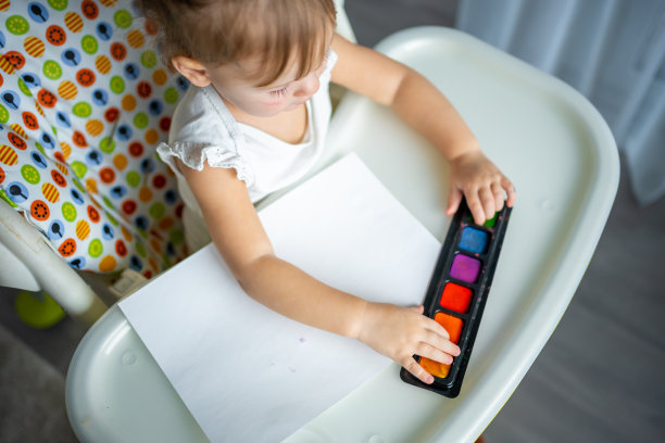 可爱的小女孩在家里用手指画画。针对孩子的创造性游戏。呆在家里娱乐图片下载